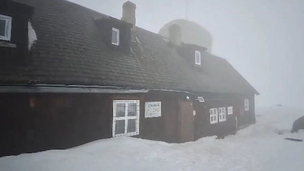 Cod Portocaliu de vreme rea, la munte. La Vârful Omu zăpada are aproape jumătate de metru VIDEO