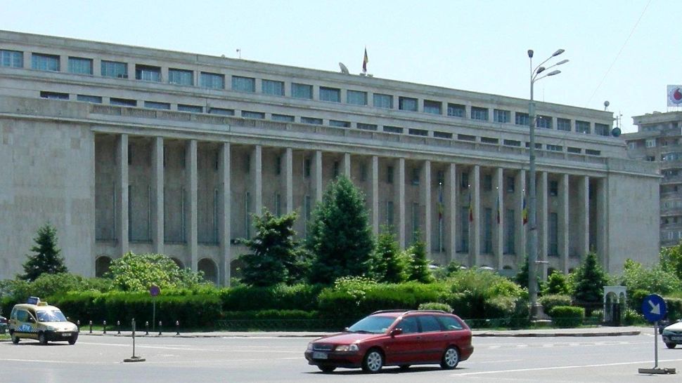 Mișmașurile făcute de Bolojan cu mașinile guvernului în parcarea de la Otopeni. Șeful cancelariei se plimbă cu șofer de la SPP 