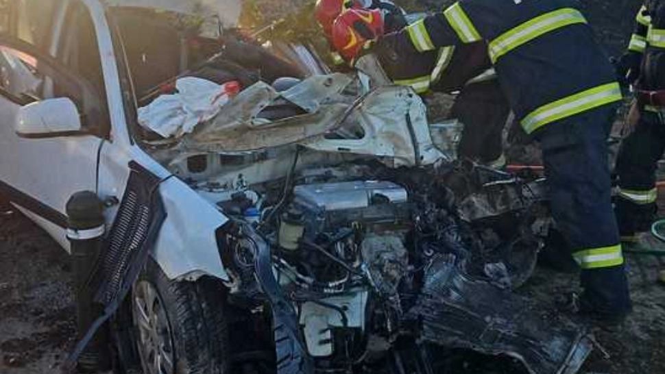 Accident catastrofal în Tulcea: un bărbat a murit după ce mașina sa a intrat într-un tractor