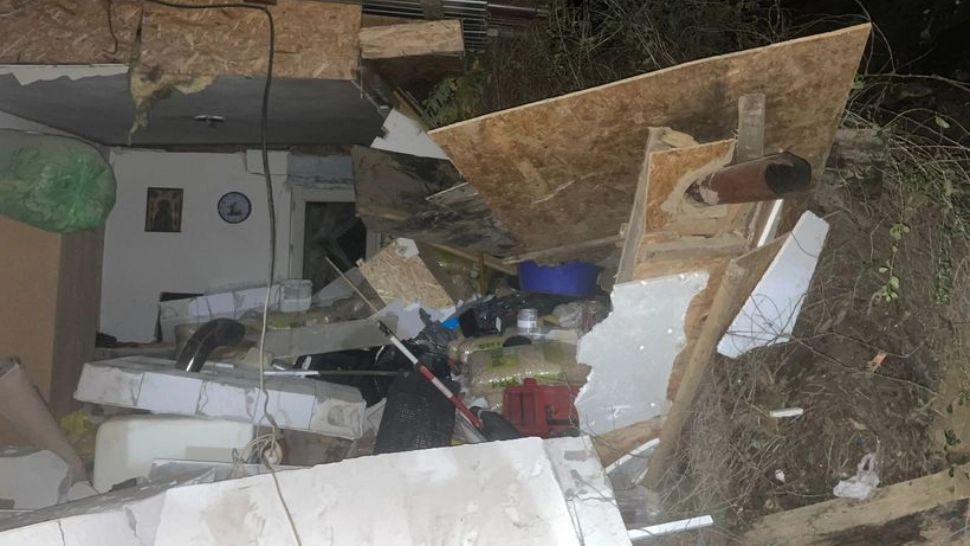 Incident grav în Tulcea: un mal de pământ s-a prăbușit peste o casă – un bărbat rănit, șase persoane evacuate, printre care un bebeluș