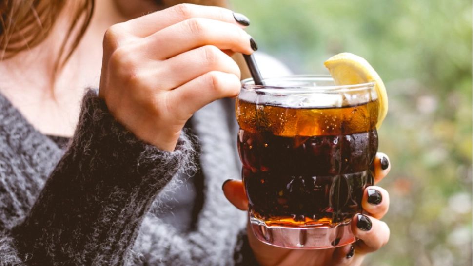 Adevărul din spatele sucurilor fără zahăr: pot distruge ficatul mai repede decât cele obișnuite