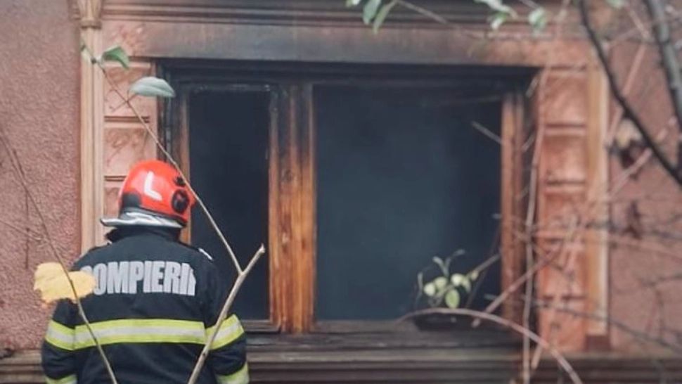 Sfârșit cumplit pentru un bărbat! A fost găsit decedat după ce casa i-a fost cuprinsă de flăcări