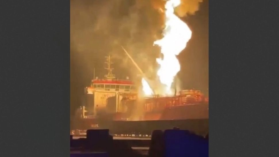 Populația din localitățile tulcene amenințate de explozia unui vapor cu GPL din Ucraina a fost evacuată. Noi imagini cu nava în flăcări - FOTO