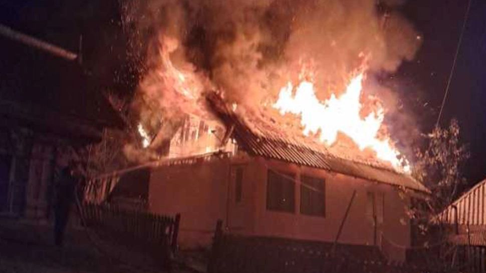 Bătrână de 76 de ani, salvată din flăcări de polițiști. Casa femeii, incendiată intenționat
