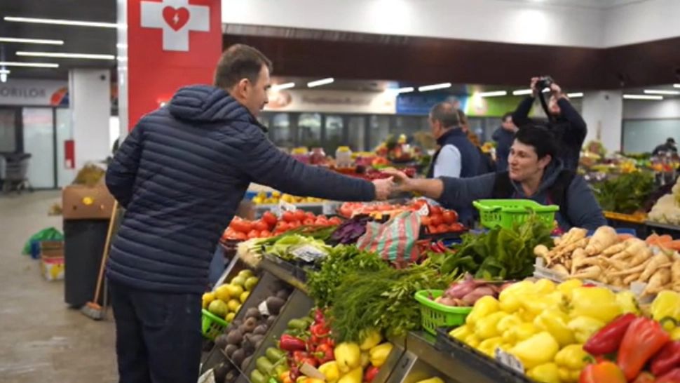 Drulă, singur la piață. Cum o copiază pe Anca Alexandrescu - VIDEO