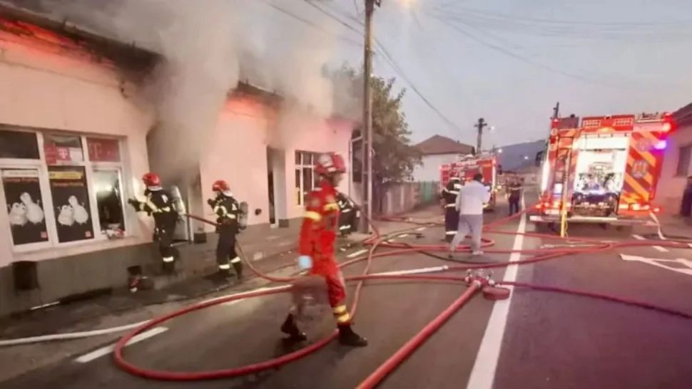 Incendiu masiv într-un magazin din Cluj: 20 de persoane se aflau în interior
