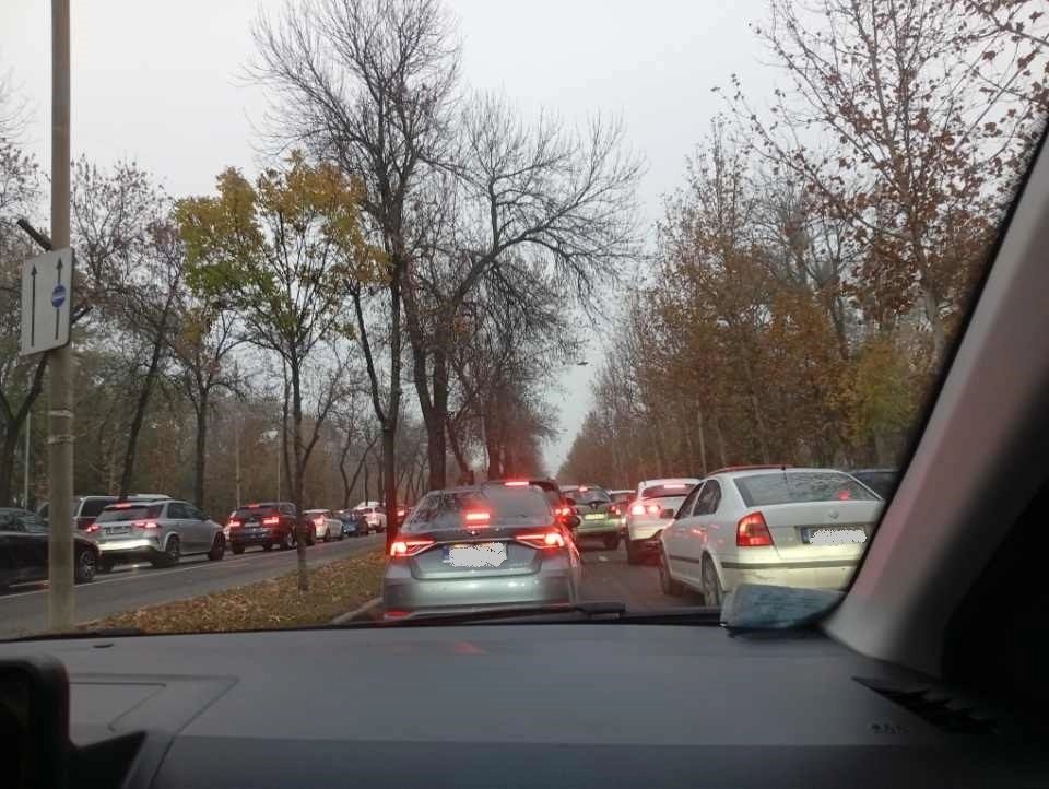 Zi de coșmar în traficul din Capitală: cozi kilometrice și zeci de minute de așteptare din cauza lucrărilor neterminate și a defecțiunilor pe liniile de tramvai – FOTO