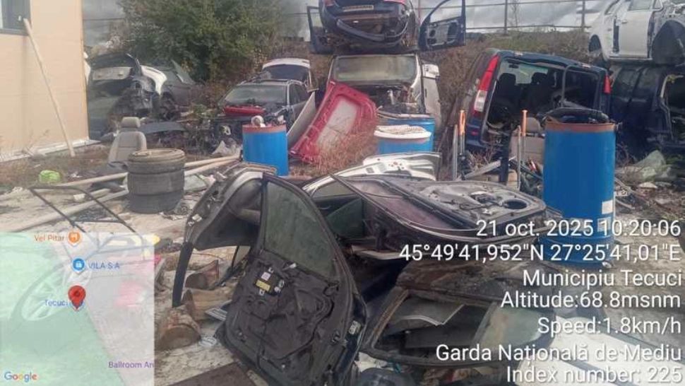 Pericol de poluare la Galați: deșeuri auto, depozitate direct pe sol. Firma în culpă, amendată de Garda de Mediu 