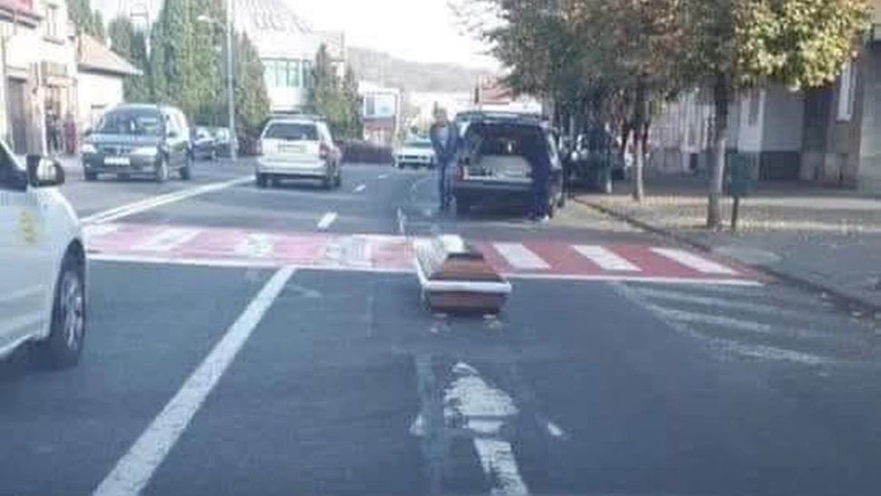 Incident bizar în Arad: un sicriu a căzut dintr-o mașină mortuară, chiar pe o trecere de pietoni