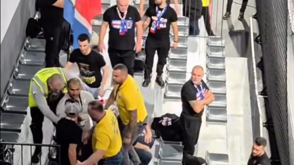 Scandal pe terenul de fotbal: suporteri acuzați că au fost bătuți și sechestrați de agenții de pază