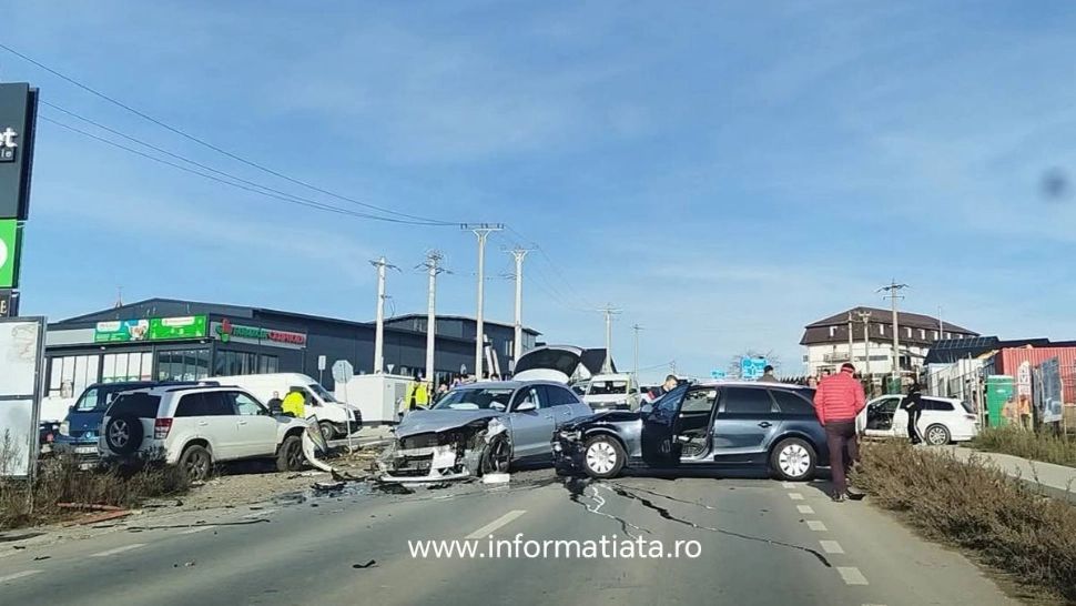 Carambol cu trei maşini în Suceava. Două persoane au ajuns la spital, iar un pieton a fost rănit în timp ce ieşea dintr-un magazin
