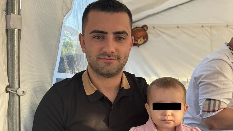 Fetița de 2 ani care a murit la stomatolog a fost înmormântată. Sara a fost pusă într-un sicriu alb