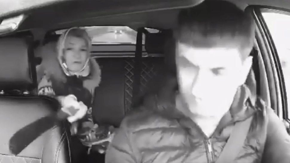 Scenă șocantă într-un taxi: o pasageră a scos o macetă și l-a forțat pe șofer să schimbe muzica pentru că nu era pe gustul ei - VIDEO