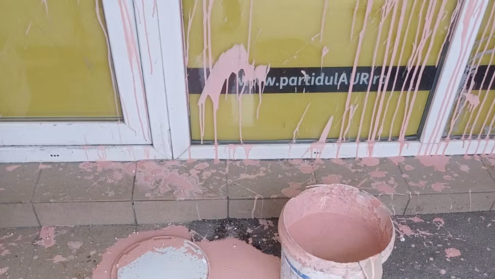 Sediul AUR, vandalizat în Sectorul 4. Făptașii au aruncat cu vopsea pe pereți și pe geamuri - VIDEO