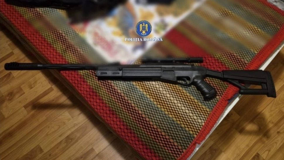 Percheziţii în județul Giurgiu, la persoane cercetate pentru nerespectarea regimului armelor şi muniţiilor: o armă neletală, confiscată FOTO