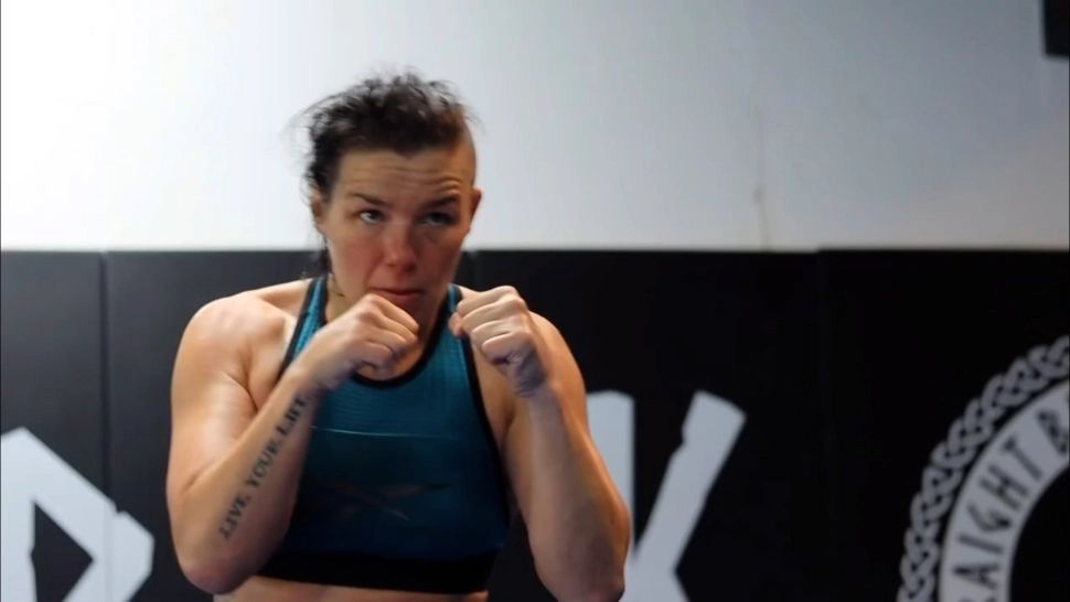 O luptătoare de MMA a bătut doi polițiști într-un conflict pe aeroport. Oamenii legii au ajuns la spital