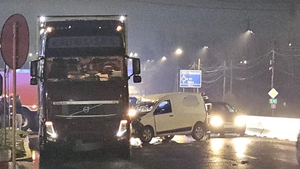 Accident pe DN5, la Jilava: o dubă de curierat a lovit un TIR staționat pe marginea drumului