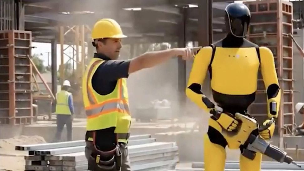 Elon Musk prezintă viitorul planetei: robotul umanoid care poate deveni polițist, paramedic sau muncitor pe șantier