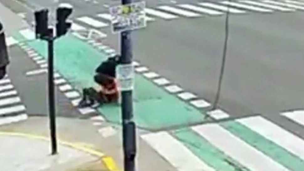 Doi hoți cu motocicleta au eșuat spectaculos după ce au încercat să jefuiască o turistă. Reacția femeii a devenit virală