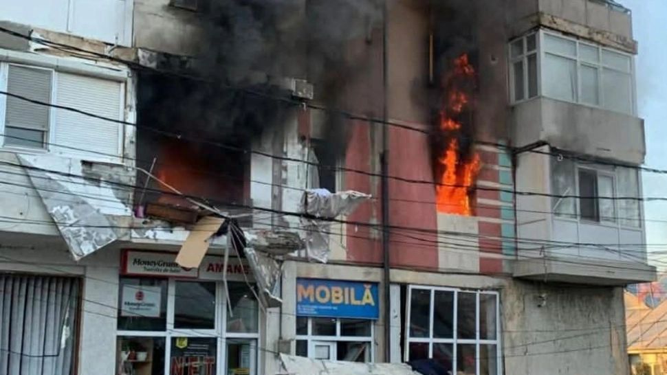 Explozie puternică urmată de incendiu într-un bloc din Brăila. Două apartamente cuprinse de flăcări
