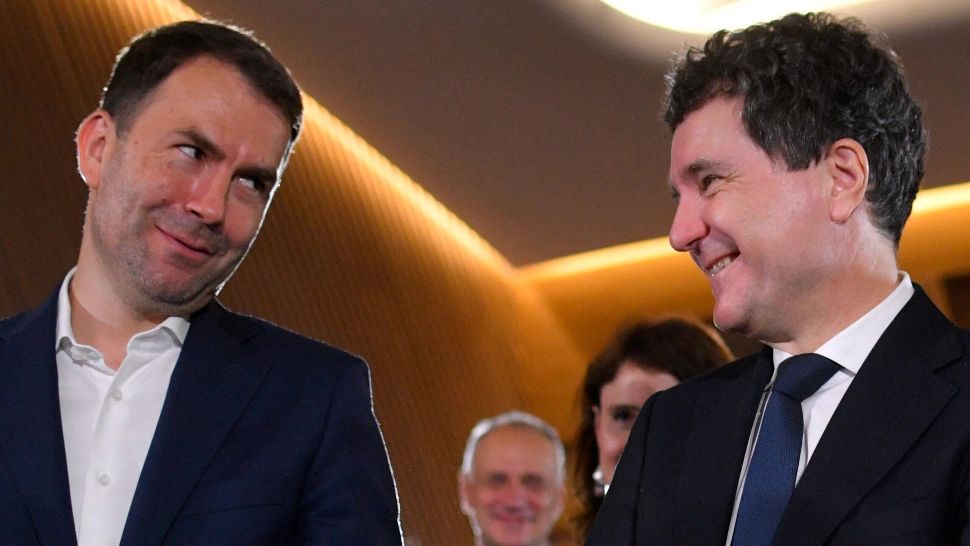 Moment penibil. Drulă aleargă pe lângă autobuz pentru a arăta că e aglomerație