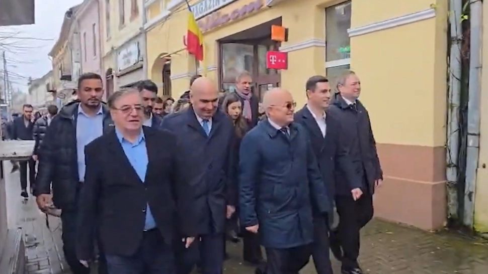 Bolojan și Boc, huiduiți pe stradă. Reacție batjocoritoare: oamenii lui „Ilie Sărăcie” au râs de o femeie care își manifesta nemulțumirea – VIDEO