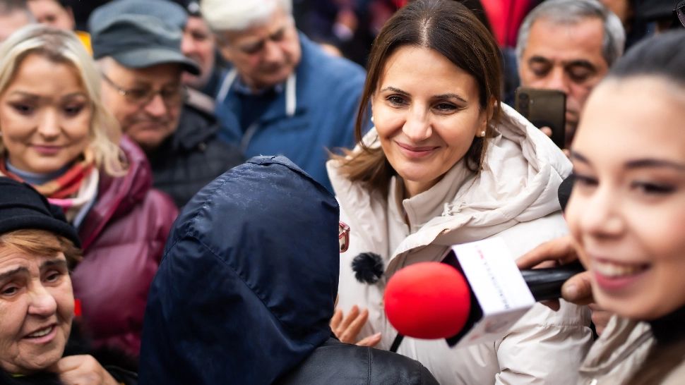 Anca Alexandrescu: "Cel mai important lucru pentru poporul român este să fie iubit. Merg acolo să fac ordine". Suveraniștii strâng semnături pentru candidatul independent la Capitală - VIDEO