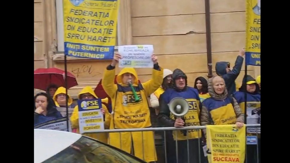 Protest al dascălilor în fața Guvernului: „Munca noastră nu poate fi ștearsă cu buretele!” VIDEO