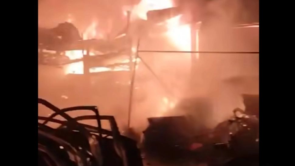 Depozit de mase plastice mistuit de flăcări, în Giurgiu. Norul gros de fum i-a speriat pe localnici: oamenii s-au autoevacuat FOTO&VIDEO