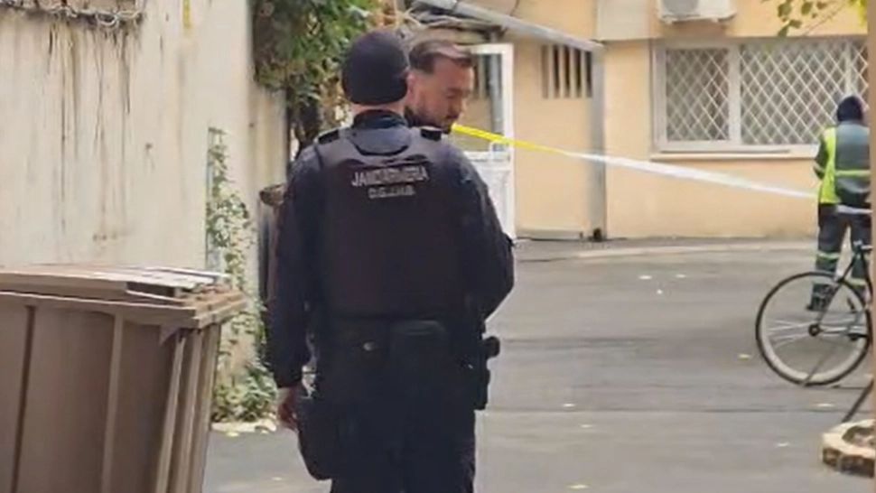 Moarte în condiții suspecte, în Capitală: o pensionară de 70 de ani a căzut de la etaj. Poliția anchetează cazul