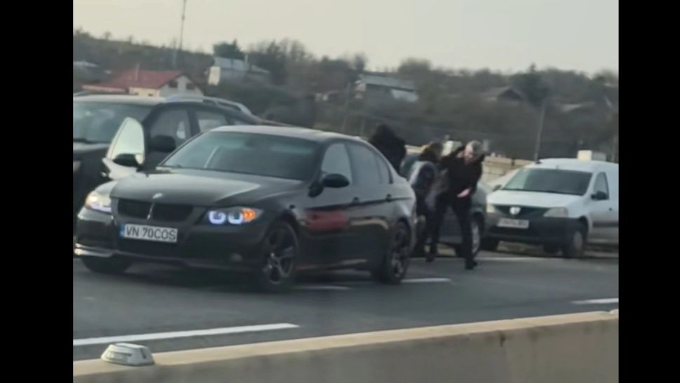  Bătaie în trafic pentru un loc de parcare: a intervenit poliția. Imagini halucinate VIDEO