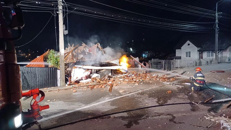 Explozia devastatoare la Dej, un bărbat A MURIT după ce locuința sa a sărit în aer. Zgomotul deflagrației s-a auzit în tot orașul – VIDEO