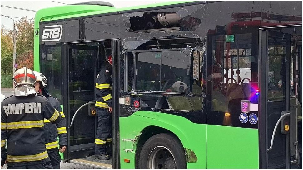 Accident grav în București. Mai multe persoane au fost rănite după ce un tramvai şi un autobuz s-au ciocnit violent - FOTO/VIDEO