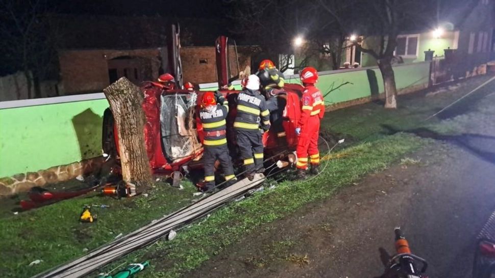  Tragedie în județul Arad. O persoană a murit și o alta a fost rănită, după ce s-au răsturant cu mașina 