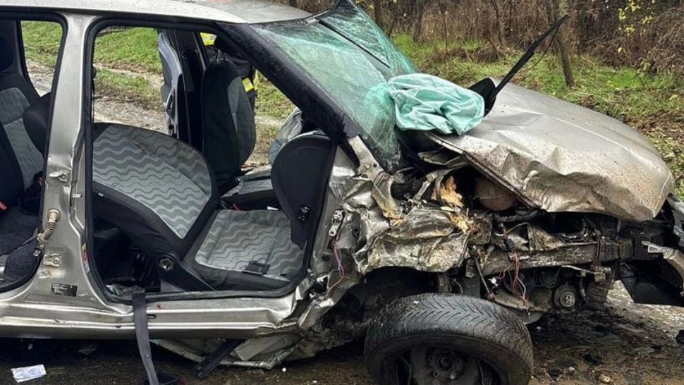 Accident în județul Gorj. Patru persoane au fost rănite, după ce mașina în care se aflau a derapat 