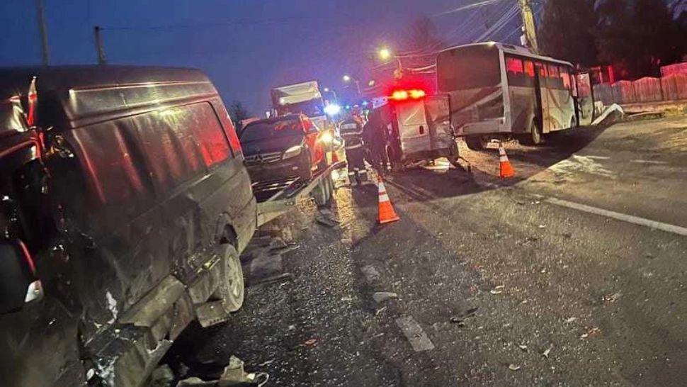 Accident rutier în Suceava: coliziune între două autoutilitare și un autocar. Mai multe victime în urma impactului