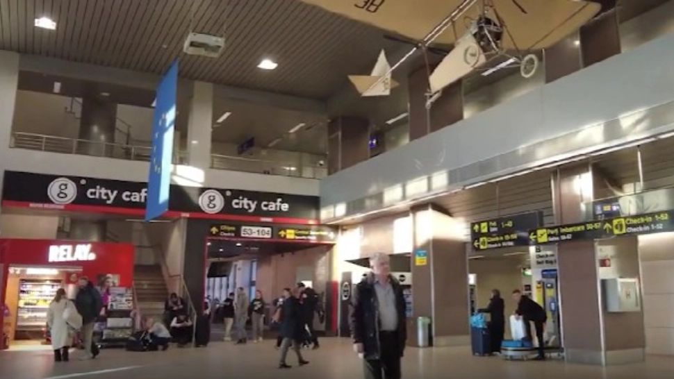 Fast-food de lux în aeroportul din București. Prețuri uriașe pentru clienți