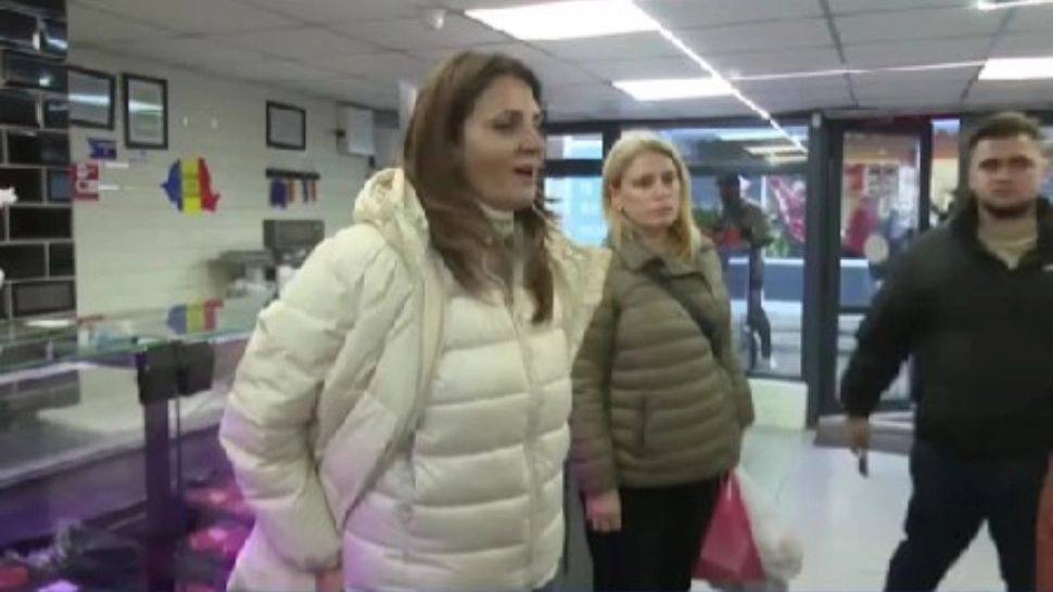 Anca Alexandrescu, într-o piață din Sectorul 2. Candidata independentă la alegerile pentru Primăria București cumpără produse românești - VIDEO