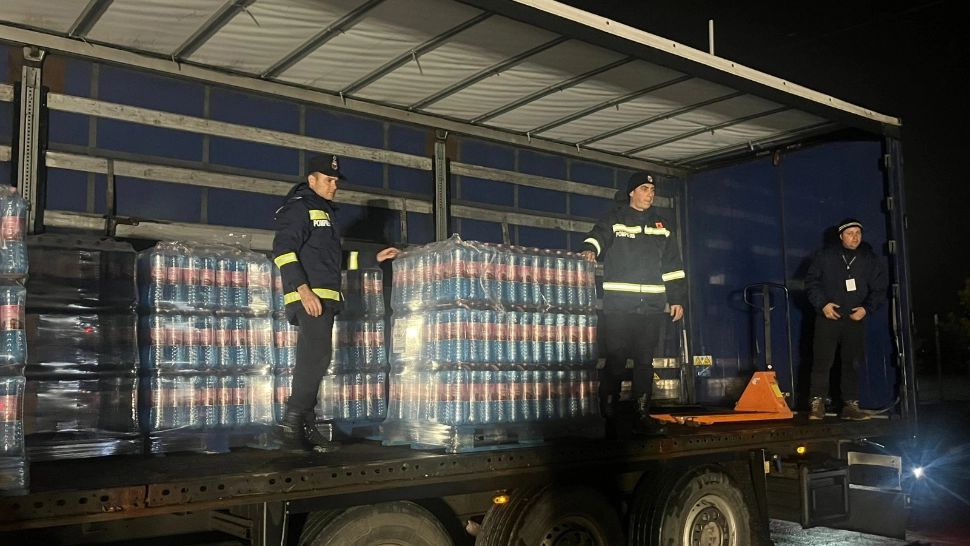 Criza de apă potabilă din Prahova. 50.000 de sticle de apă, livrate sinistraților din zonele afectate