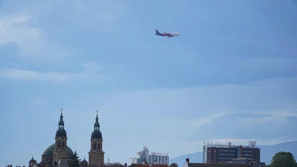 Un avion survolează timp de 6 ore cerul Sibiului. Ce manevre speciale face aeronava? - FOTO