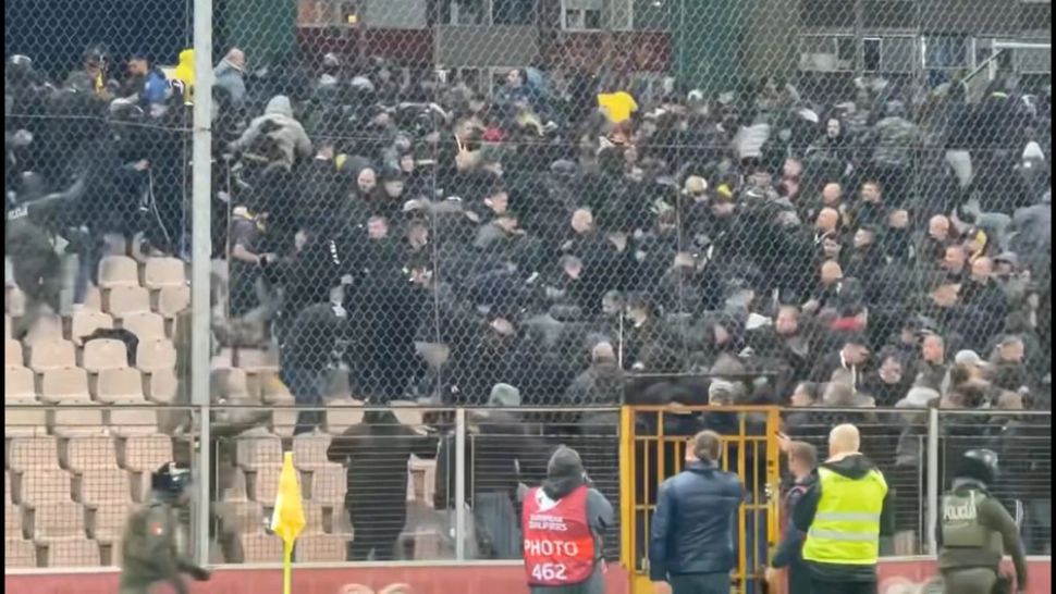 Scandal și violențe după Bosnia - România. Suporterii români au fost bătuți de Armata bosniacă, motivul declanșării iadului în peluză - FOTO/VIDEO