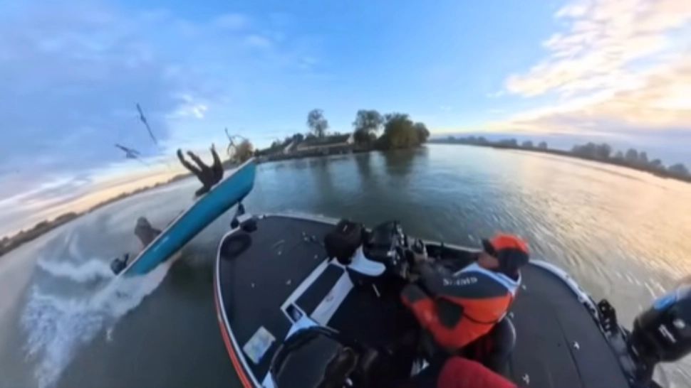 Momentul în care două bărci se ciocnesc violent în Delta Dunării. Un bărbat, aruncat în aer în urma impactului - VIDEO