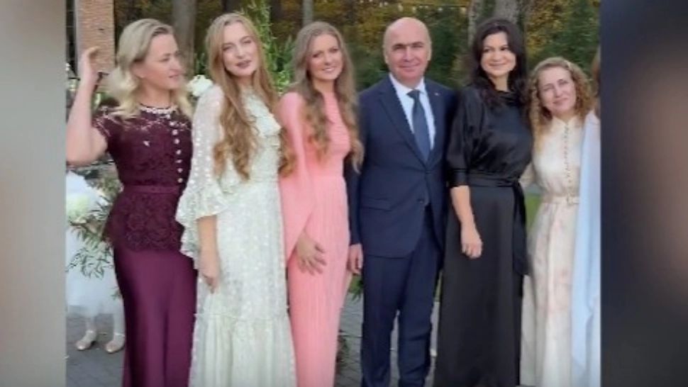 Sfidare uriașă! Bolojan se laudă cu hainele de lux, românii nu au ce pune pe masă