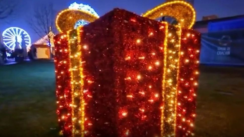 Un milion de lei pentru luminițe de Crăciun, fieful lui Bolojan. Mofturile premierului în plină austeritate