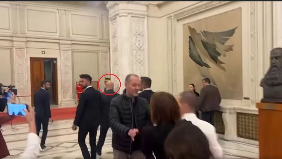 Bolojan, campion la fuga de presă. Jurnalista Realitatea PLUS, singura care a trecut de gorilele lui Ilie Sărăcie 