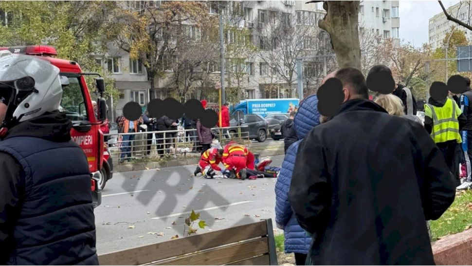 Accident în Capitală. Un cablu de tramvai a fost acroșat de un camion și a căzut peste o femeie. Victima este în stare gravă