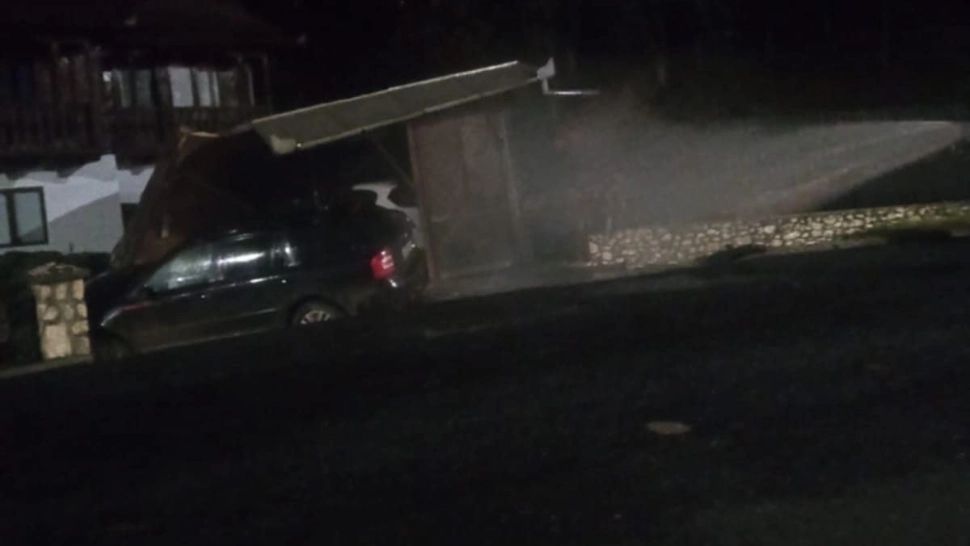 Opt persoane evacuate după ce un autoturism a avariat o țeavă de gaze în localitatea Rucăr: trafic oprit pe pe DN 73