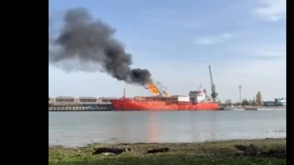 Alertă maximă în jud. Tulcea. A doua localitate este evacuată, risc de explozie pe o rază de 5 kilometri din cauza navei cu GPL care arde în portul Izmail