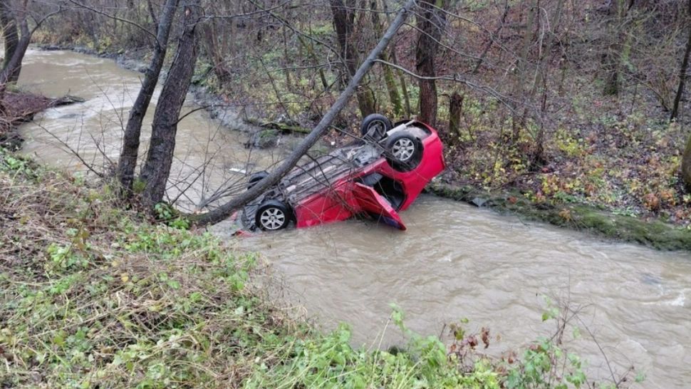 Incident grav în județul Hunedoara. O mașină s-a răsturnat în râul Cerna. Care este starea șoferului 