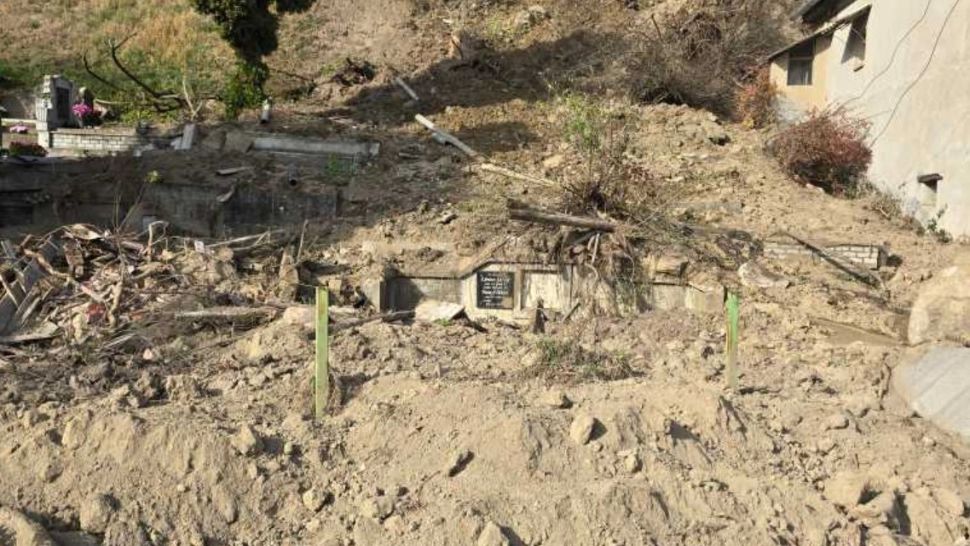 Morminte distruse de alunecarea de teren în Sighişoara. Pe cine dau vina autoritățile